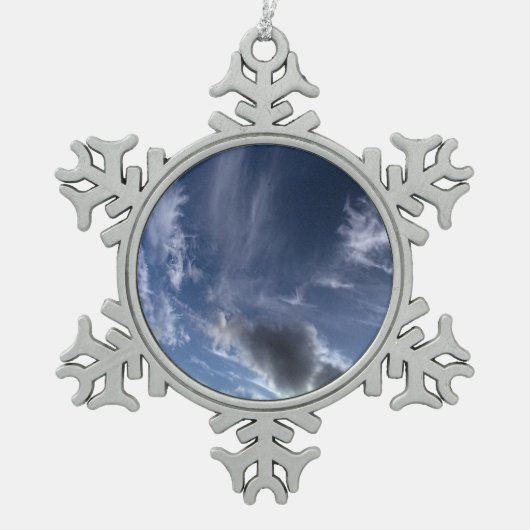 Dunkle Wolken Schneeflocken Zinn-Ornament (Vorderseite)