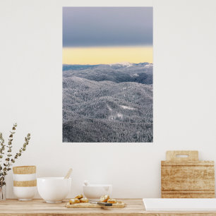 Dunkle Wolken Sonnenhimmel und schneebedeckter Win Poster