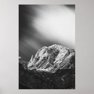 Dunkle Wolken über den Bergen in Schwarz-Weiß Poster