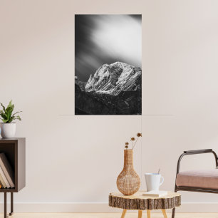 Dunkle Wolken über den Bergen in Schwarz-Weiß Poster