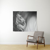 Dunkle Wolken über den Bergen in Schwarz-Weiß Wandteppich (Beispiel (Horizontal))