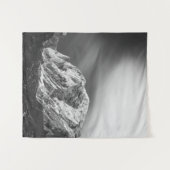 Dunkle Wolken über den Bergen in Schwarz-Weiß Wandteppich (Vorderseite (Horizontal))