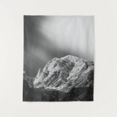 Dunkle Wolken über den Bergen in Schwarz-Weiß Wandteppich (Vorderseite)