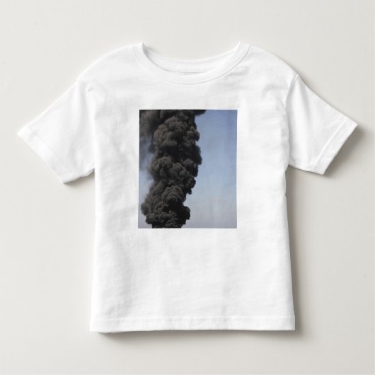 Dunkle Wolken von Rauch und Feuer entstehen Kleinkind T-shirt (Vorderseite)