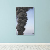 Dunkle Wolken von Rauch und Feuer entstehen Leinwanddruck (Insitu (Holzboden))