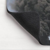 Dunkle Wolken von Rauch und Feuer entstehen Mousepad (Ecke)