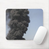 Dunkle Wolken von Rauch und Feuer entstehen Mousepad (Mit Mouse)