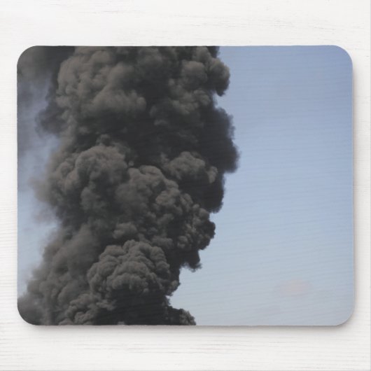 Dunkle Wolken von Rauch und Feuer entstehen Mousepad (Vorne)