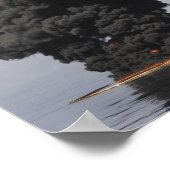 Dunkle Wolken von Rauch und Feuer entstehen Poster (Ecke)
