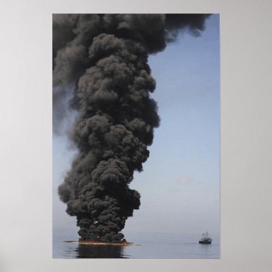 Dunkle Wolken von Rauch und Feuer entstehen Poster (Vorne)