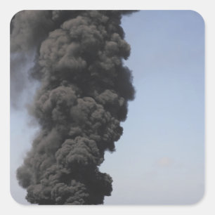 Dunkle Wolken von Rauch und Feuer entstehen Quadratischer Aufkleber