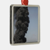 Dunkle Wolken von Rauch und Feuer entstehen Silbernes Ornament (Rechts)