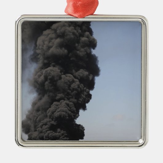 Dunkle Wolken von Rauch und Feuer entstehen Silbernes Ornament (Vorne)