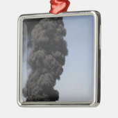 Dunkle Wolken von Rauch und Feuer entstehen Silbernes Ornament (Links)