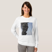 Dunkle Wolken von Rauch und Feuer entstehen T-Shirt (Vorne ganz)