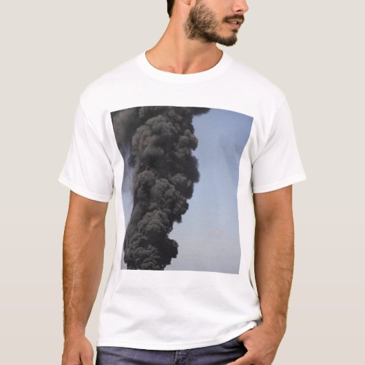Dunkle Wolken von Rauch und Feuer entstehen T-Shirt (Vorderseite)