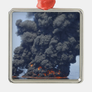 Dunkle Wolken von Rauch und Feuer tauchen auf 2 Ornament Aus Metall