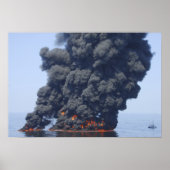 Dunkle Wolken von Rauch und Feuer tauchen auf 2 Poster (Vorne)