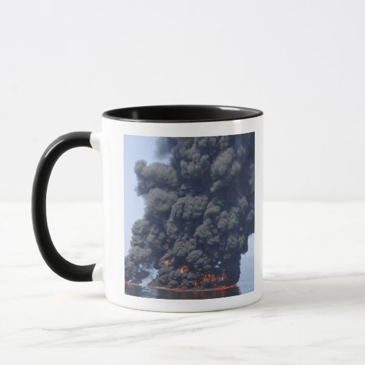Dunkle Wolken von Rauch und Feuer tauchen auf 2 Tasse (Links)