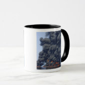 Dunkle Wolken von Rauch und Feuer tauchen auf 2 Tasse (VorderseiteRechts)