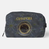 Dunkle Zodiac-Astrologie: Aries Black Gold Name Waschbeutel (Rückseite)