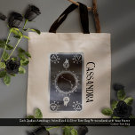 Dunkle Zodiac-Astrologie: Aries Black Silver Name Tragetasche<br><div class="desc">Personalisieren Sie diese Tasche mit Ihrem Namen. Dieses dunkle zodiaktisches und alchemisches Design wurde sorgfältig entworfen, um sich mit den zodiac Tarot Decks in dieser größeren Kollektion von magischen und Tarot inspiriert Accessoires abzustimmen. —>> Lesen Sie hier, um die Symbolik und Bedeutung in jedem Design dieser Sammlung zu entdecken. #1....</div>