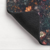 Dunkler Cottagecore-Boho-Wildblumengarten Mousepad (Ecke)