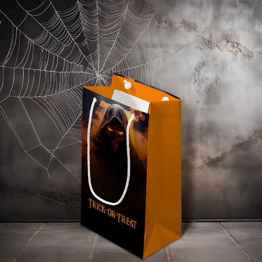 Dunkler Dämon mit orangefarbenem Halloween Kleine Geschenktüte