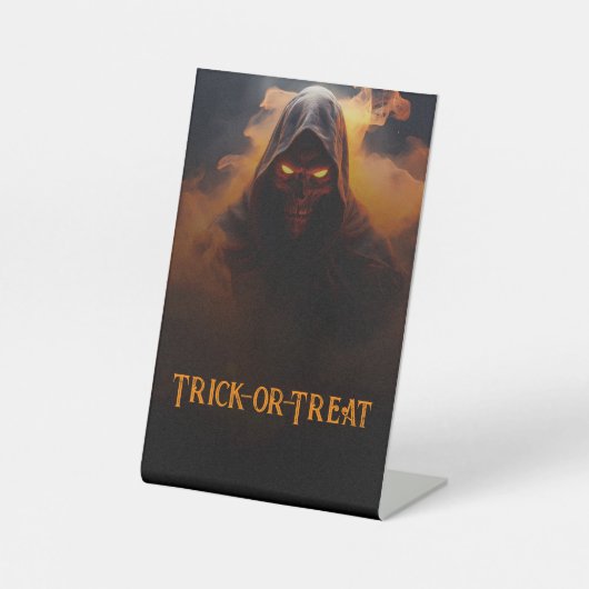 Dunkler Dämon mit orangefarbenem Rauch Sockelschild (Vorderseite)