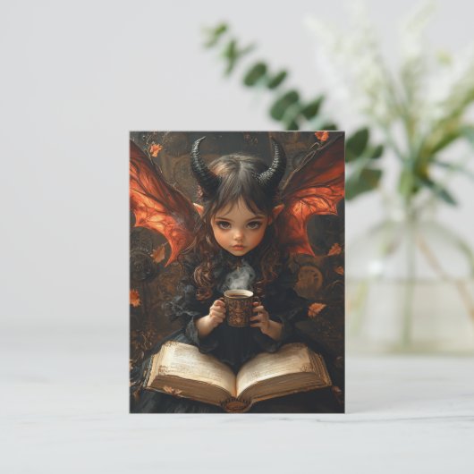 Dunkler Engel mit Kaffee und Buch Postkarte (Stehend Vorderseite)