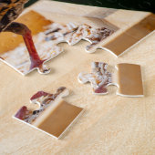 Dunkler Feathered Bird isst Kokosnuss Puzzle (Seite)