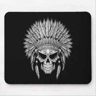 Dunkler gebürtiger Zuckerschädel mit Kopfschmuck Mousepad