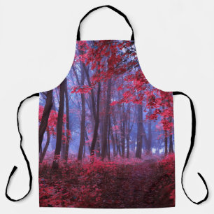 Dunkler geheimnisvoller Wald in rosa Tönen. Mystic Schürze