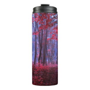 Dunkler geheimnisvoller Wald in rosa Tönen. Mystic Thermosbecher