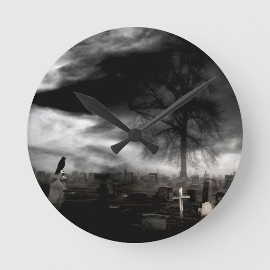 Dunkler Gothischer Nebel mit Crow Runde Wanduhr (Vorderseite)