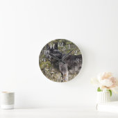 Dunkler grauer Wolf und Waldweide Foto Uhr (Zuhause)