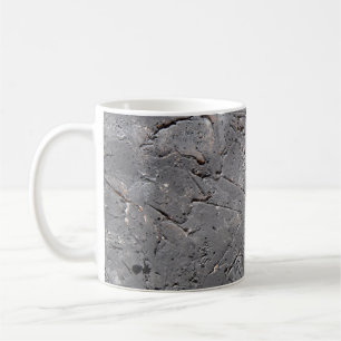 Dunkler Grunge-Texturhintergrund, Rissige Steinwan Kaffeetasse