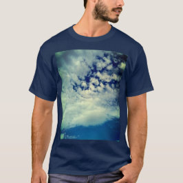 Dunkler Himmel, durch die Wolken hindurch T-Shirt