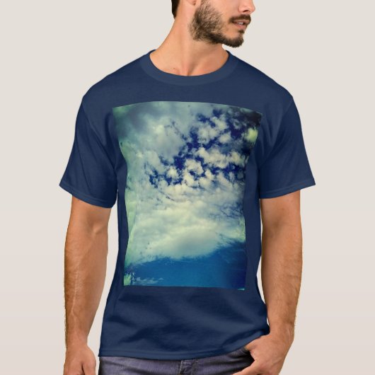 Dunkler Himmel, durch die Wolken hindurch T-Shirt (Vorderseite)