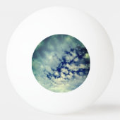 Dunkler Himmel, durch die Wolken hindurch Tischtennisball (Rückseite)