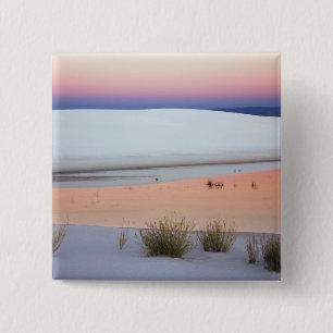 Dunkler Himmel reflektiert im Pool Wasser aus Button