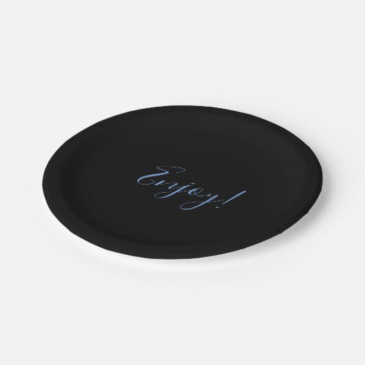 Dunkler Hintergrund Genießen Papierplatte Pappteller (Schrägansicht)