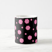 Dunkler Hintergrund helle, rosa Blume. abst Kaffeetasse (Mittel)