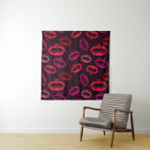 Dunkler Hintergrund mit Kisses Pattern Wandteppich (Beispiel)