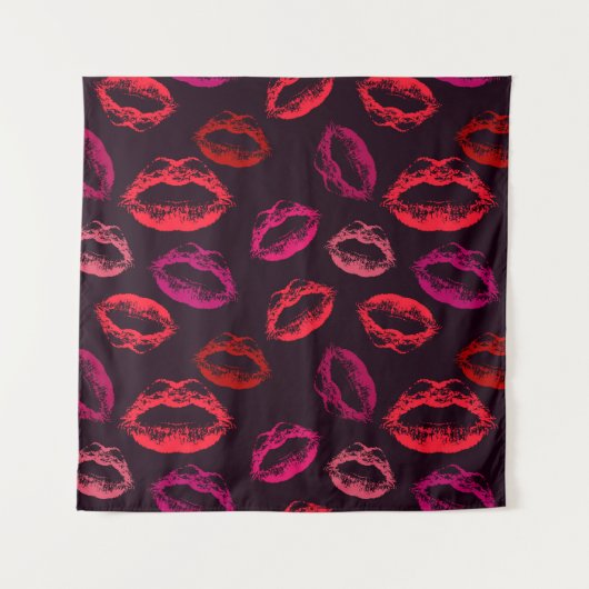 Dunkler Hintergrund mit Kisses Pattern Wandteppich (Vorderseite)