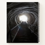 Dunkler Höhlentunnel Notizblock (Rückseite)
