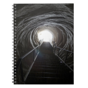 Dunkler Höhlentunnel Notizblock