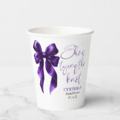 Dunkler Lila Bow. Sie bindet das Brautparty des Kn Pappbecher (Rückseite)