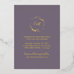 Dunkler lila Monogramm Blumenkranz Schrift Hochzei Folieneinladung