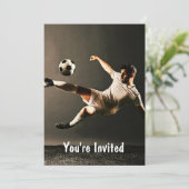 Dunkler Moody-Fußkick mit Ball Einladung (Stehend Vorderseite)